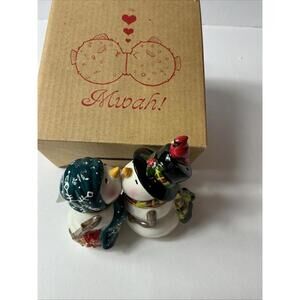 New kissing snowmen salt and pepper shaker